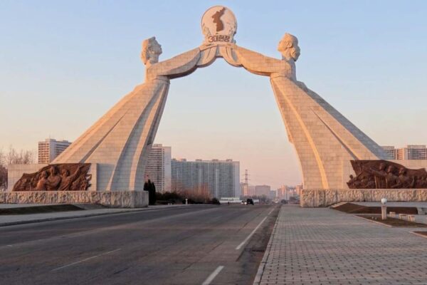 Descripción de la imagen: Demolición del arco de reunificación por Corea del Norte.