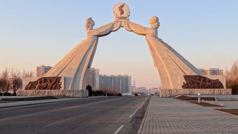 Descripción de la imagen: Demolición del arco de reunificación por Corea del Norte.