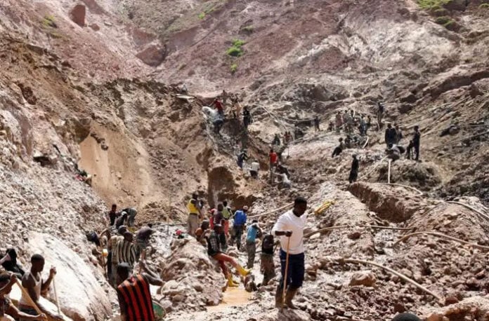 "Tragedia: Mina colapsada en Mali, 70 muertos. Buscan sobrevivientes. Preocupación por seguridad minera."
