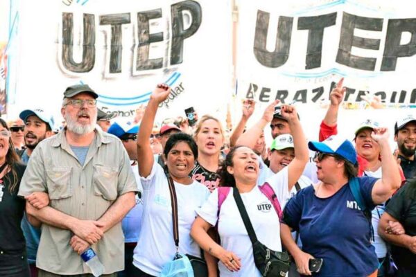 Protesta de movimientos sociales por retraso en entrega de alimentos.