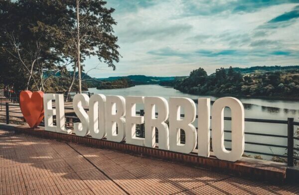 "Evento eco-turístico y limpieza del río en El Soberbio."