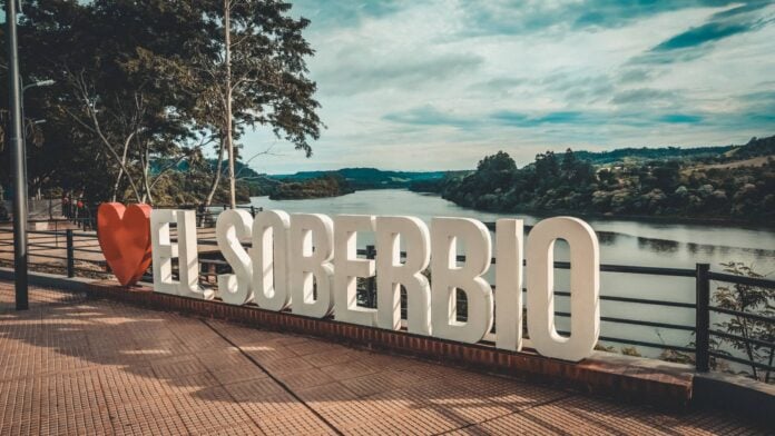 "Evento eco-turístico y limpieza del río en El Soberbio."