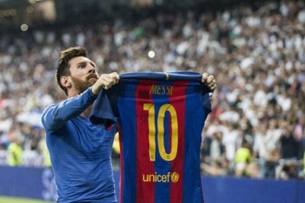 Texto alternativo: Subasta histórica: firma de Messi en servilleta, símbolo del inicio en Barcelona.