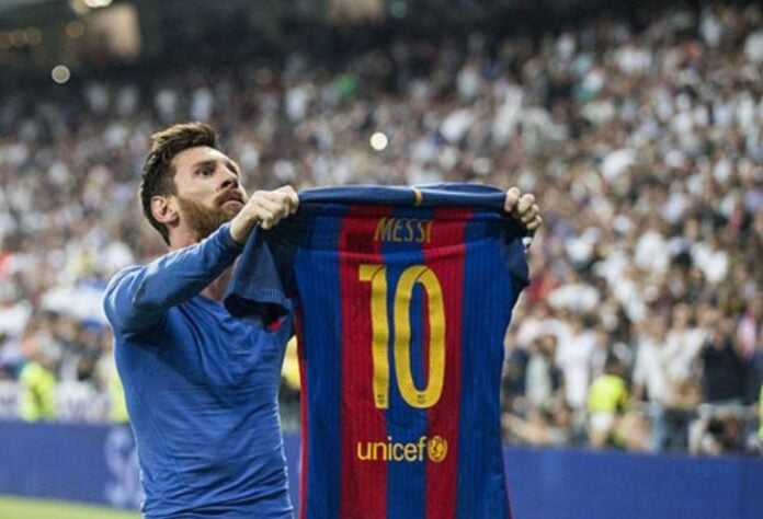 Texto alternativo: Subasta histórica: firma de Messi en servilleta, símbolo del inicio en Barcelona.