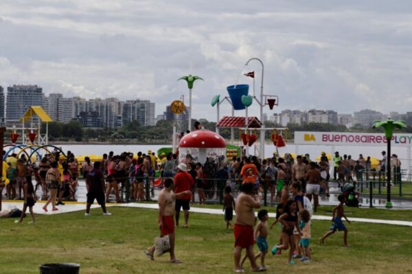 "Actividades verano ciudad" - Imagen de actividades veraniegas en la ciudad.