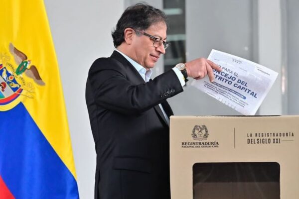 Oposición colombiana rechaza acusaciones de Milei a Gustavo Petro.