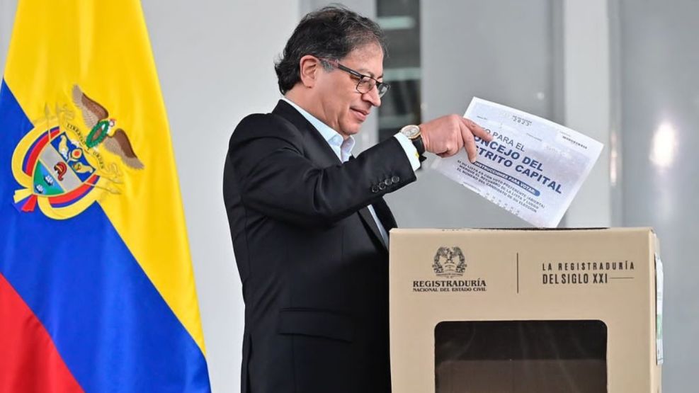 Oposición colombiana rechaza acusaciones de Milei a Gustavo Petro.