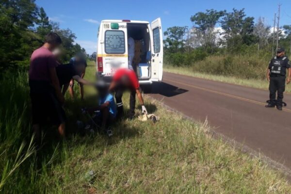 Despiste de moto en Panambí: Dos heridos por accidente vial en ruta Costera 2.