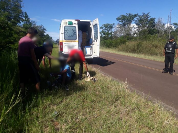 Despiste de moto en Panambí: Dos heridos por accidente vial en ruta Costera 2.