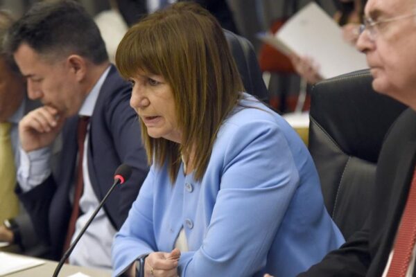 Texto alternativo: Bullrich detención prófugo caso Chocolate durante partido fútbol.