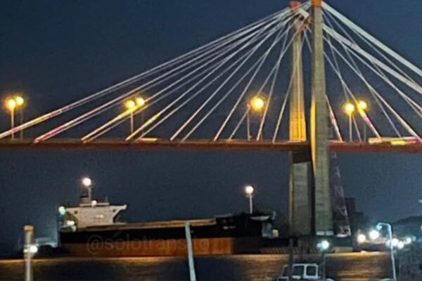 Texto alternativo: Barco choca contra puente en ZBL.