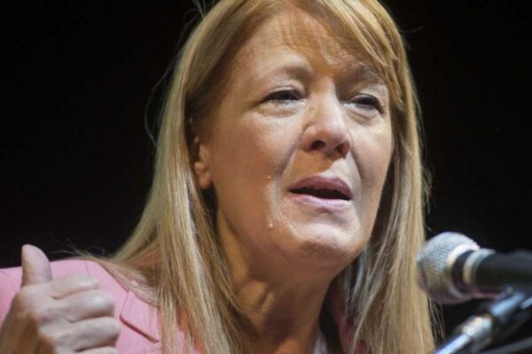 Stolbizer critica falta coherencia en gobierno y solicitud facultades extraordinarias al Congreso.