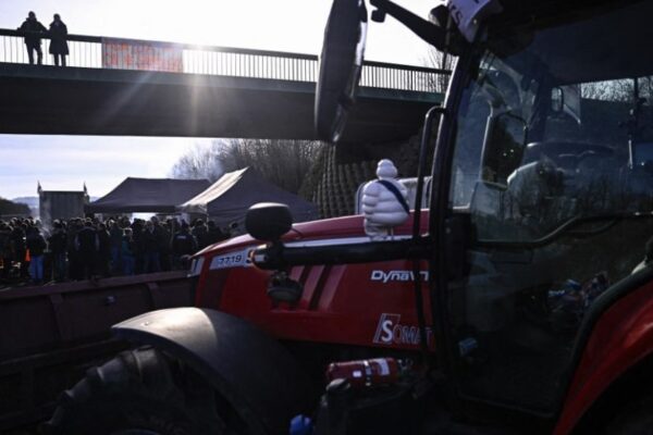 Texto alternativo: Agricultores furiosos rodean París con tractores, amenazan con bloqueo total.