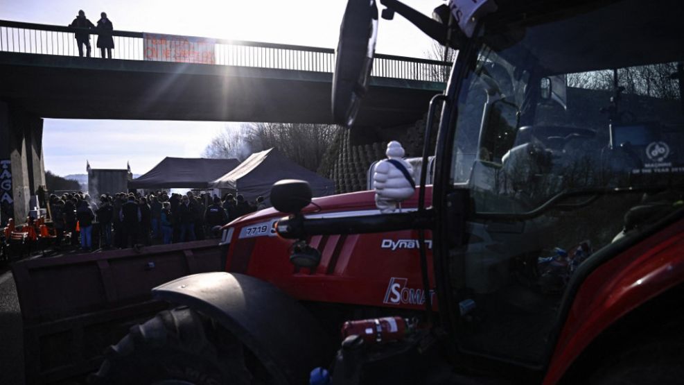 Texto alternativo: Agricultores furiosos rodean París con tractores, amenazan con bloqueo total.