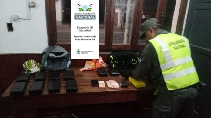 "Operativo antidrogas en Salta: confiscación de 17 kilos de cocaína por Gendarmería Nacional."