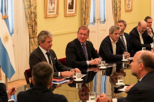 Reunión Caputo-Castagnani: Discuten medidas económicas y reclamos del sector agrario argentino.