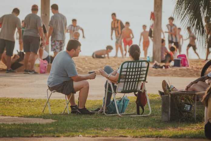 "Vista panorámica de la ciudad de Posadas, con hoteles y puntos turísticos destacados, reflejando el auge del turismo que se experimentó en enero de 2024".