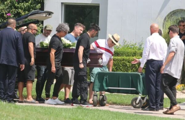 "Despedida emotiva en cementerio: familia y amigos honran a Claudio Rissi tras su fallecimiento."