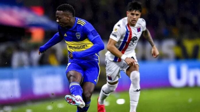 El texto alternativo podría ser: "Partido crucial entre Boca y Tigre en la Copa Liga 2024".