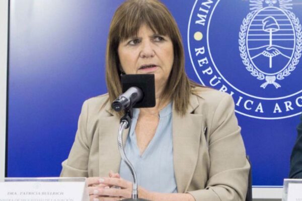 Texto alternativo: Bullrich defiende operativo en Plaza del Congreso.