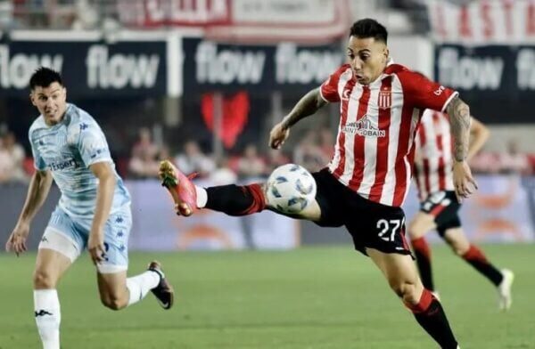 "Estudiantes y Racing empatan 0-0 en la Copa de la Liga Profesional."