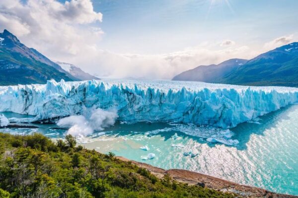 Imagen: Protesta contra el lobby minero sobre la ley de glaciares.