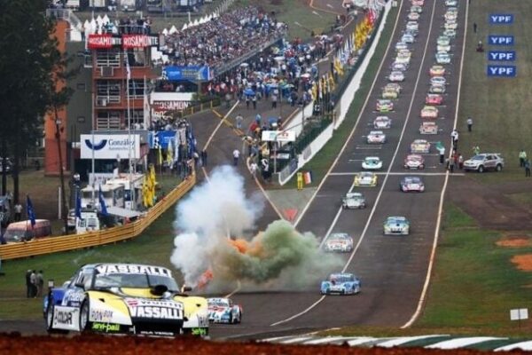 Texto alternativo: "Carrera Turismo Carretera en Posadas el 7 de julio."