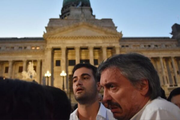 Texto alternativo: Máximo Kirchner en Plaza Congreso durante incidentes.