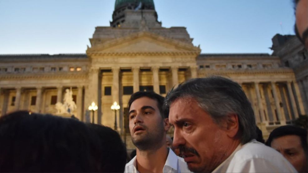 Texto alternativo: Máximo Kirchner en Plaza Congreso durante incidentes.