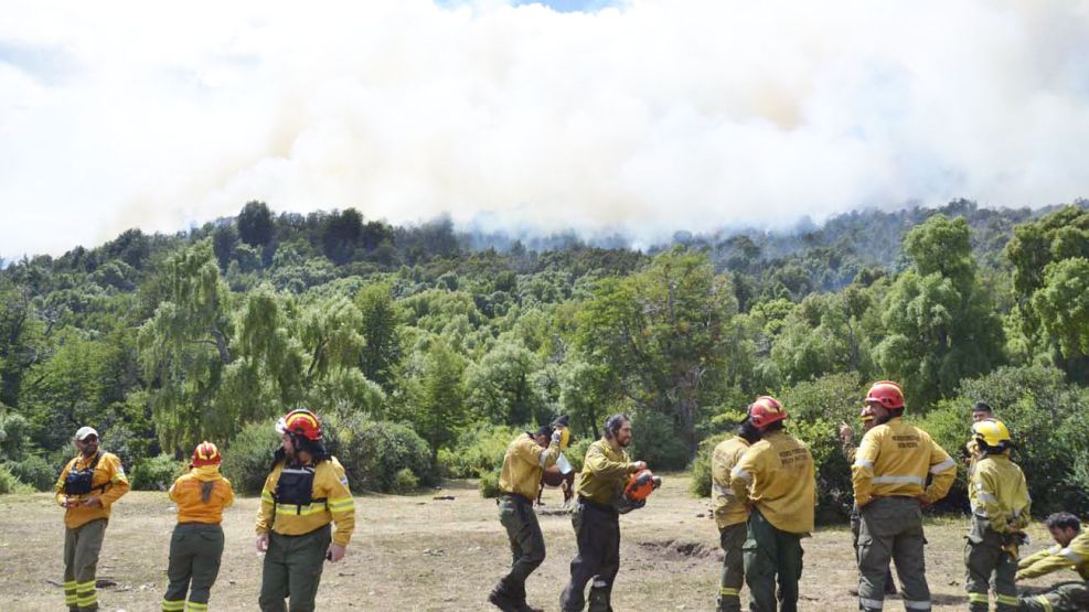 Texto alternativo: "Incendio forestal en Los Alerces, más de 3000 hectáreas".