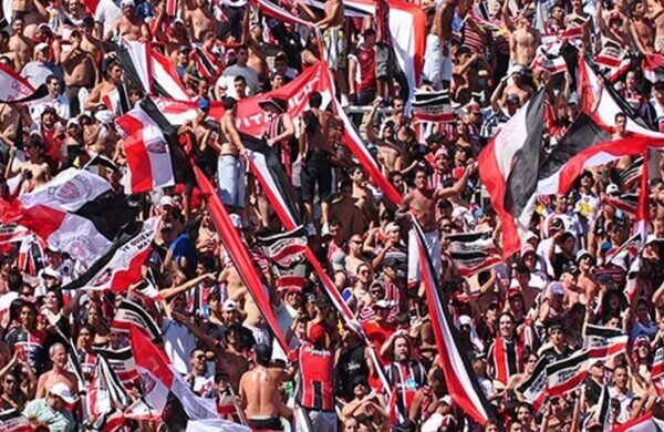 "Hincha fallecido en Chacarita durante partido contra Deportivo Maipú."