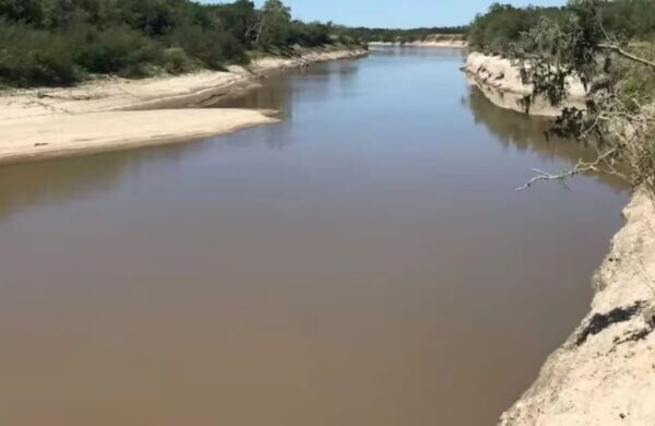 Texto alternativo: "Trágico incidente: joven ahogado en río Gualeguay mientras buscaba pelota."