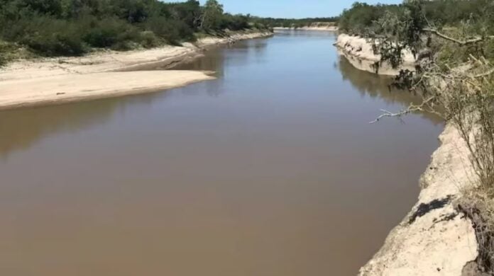 Texto alternativo: "Trágico incidente: joven ahogado en río Gualeguay mientras buscaba pelota."
