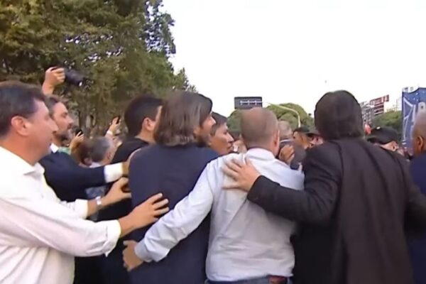 "Manifestación por Ley Ómnibus en el Congreso".