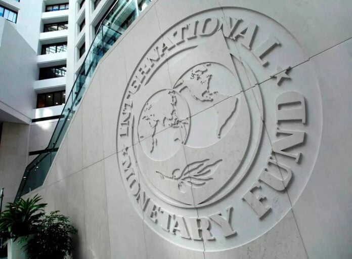 Texto alternativo: FMI respalda a Milei con desembolso de US$ 4.700 millones, advierte estanflación.