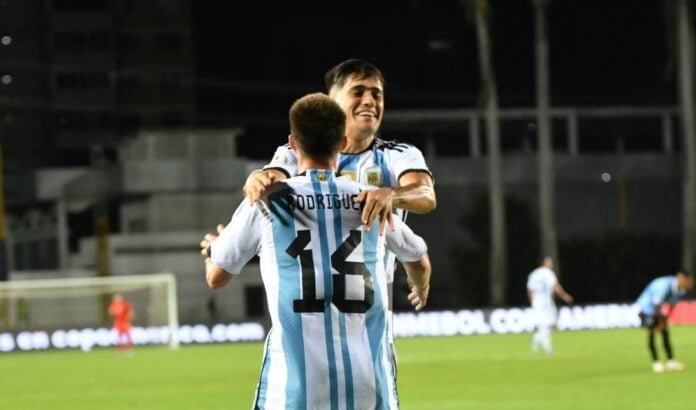 El texto alternativo podría ser: "ArgEmpate Preolímpico, empate entre Argentina y Uruguay en la fase final."