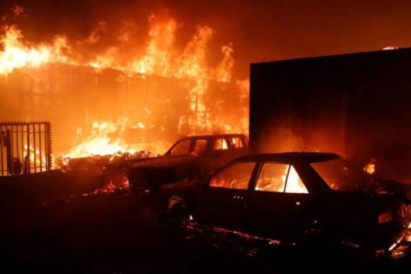 Texto alternativo: "Incendios forestales devastan Chile, toque de queda impuesto."