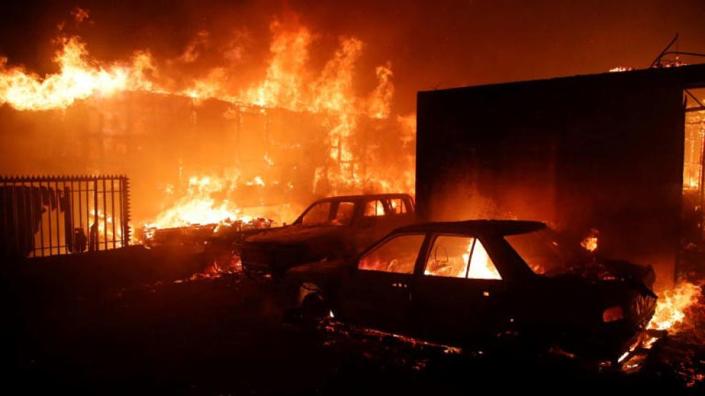 Texto alternativo: "Incendios forestales devastan Chile, toque de queda impuesto."