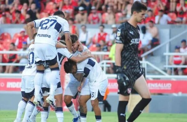 "Gimnasia derrota a Independiente en la Copa LPF 2024 en Avellaneda."