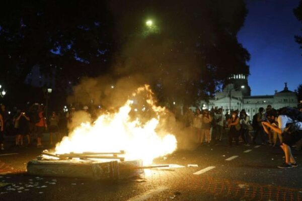 El texto alternativo podría ser: "Disturbios en Congreso: protestas y enfrentamientos".