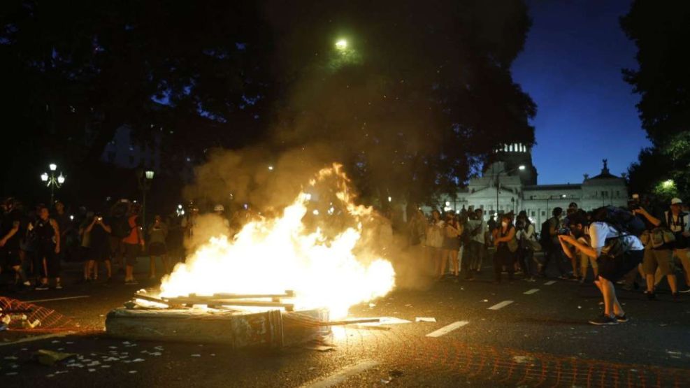 El texto alternativo podría ser: "Disturbios en Congreso: protestas y enfrentamientos".
