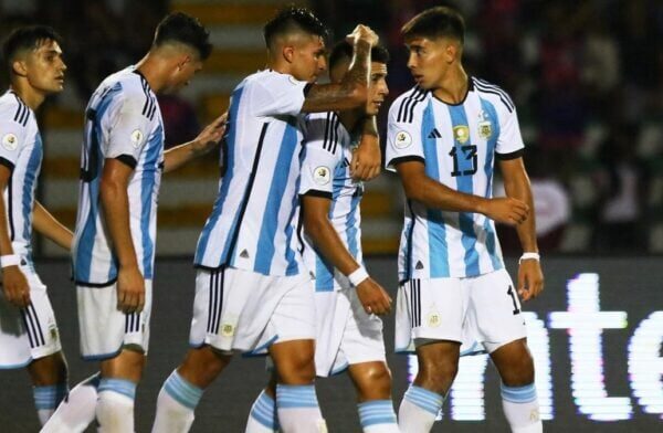 Imagen: Argentina vs Uruguay en Preolímpico 2024, disputando liderazgo del Grupo B.